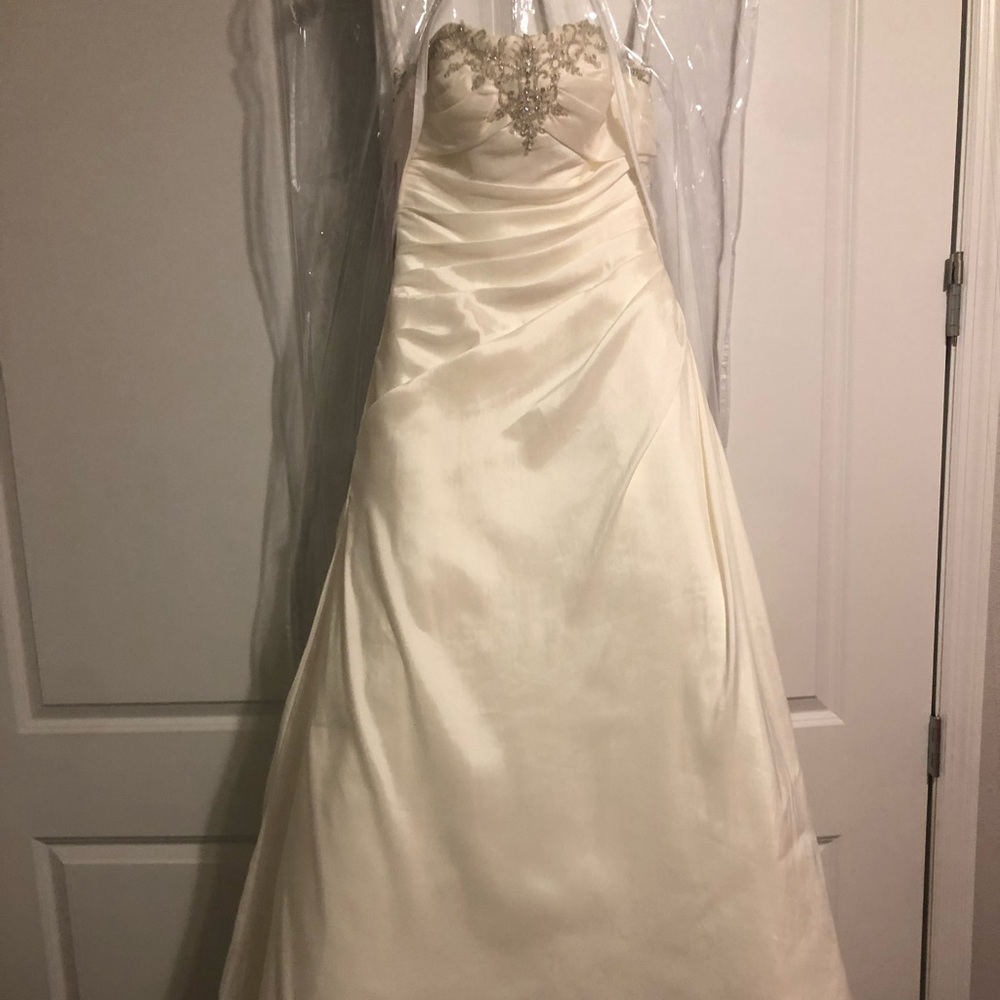 Never worn wedding dress